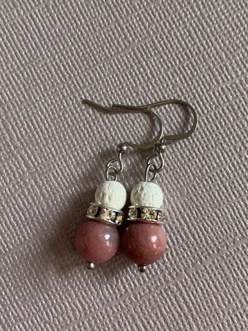 Boucles d’oreilles bille de pierre de lave blanche et bille rose bijoux diffuseur aromathérapie huile essentielle Comme un ange