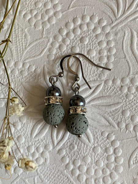 Boucles d’oreilles bille de pierre de lave grise et bille perle bleue marine bijoux diffuseur aromathérapie Comme un ange