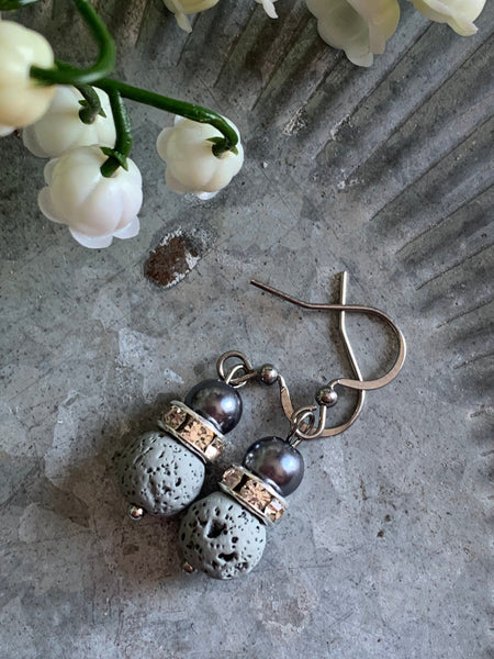 Boucles d’oreilles bille de pierre de lave grise et bille perle bleue marine bijoux diffuseur aromathérapie Comme un ange