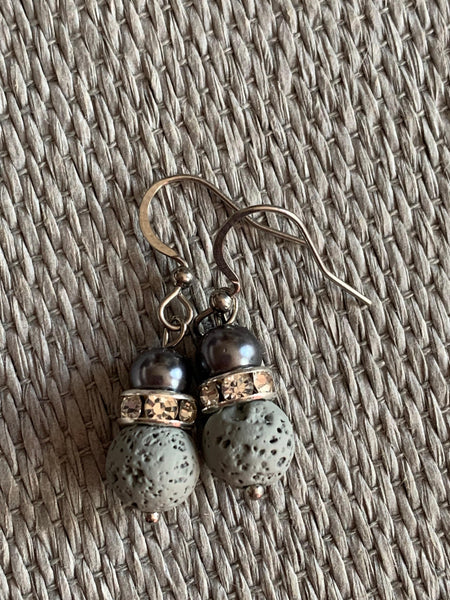 Boucles d’oreilles bille de pierre de lave grise et bille perle bleue marine bijoux diffuseur aromathérapie Comme un ange