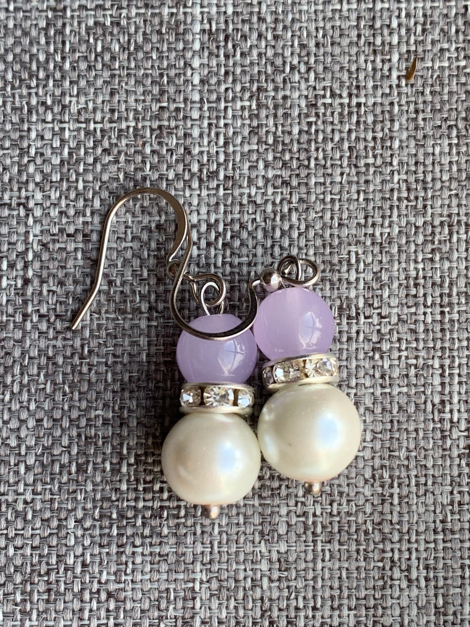 Boucles d’oreilles billes de verre mauve lilas et perle blanche sur crochet alliage de métaux argent Comme un ange