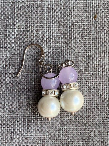 Boucles d’oreilles billes de verre mauve lilas et perle blanche sur crochet alliage de métaux argent Comme un ange