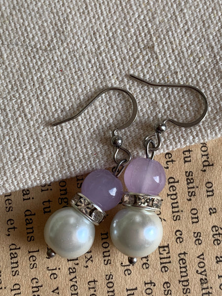 Boucles d’oreilles billes de verre mauve lilas et perle blanche sur crochet alliage de métaux argent Comme un ange