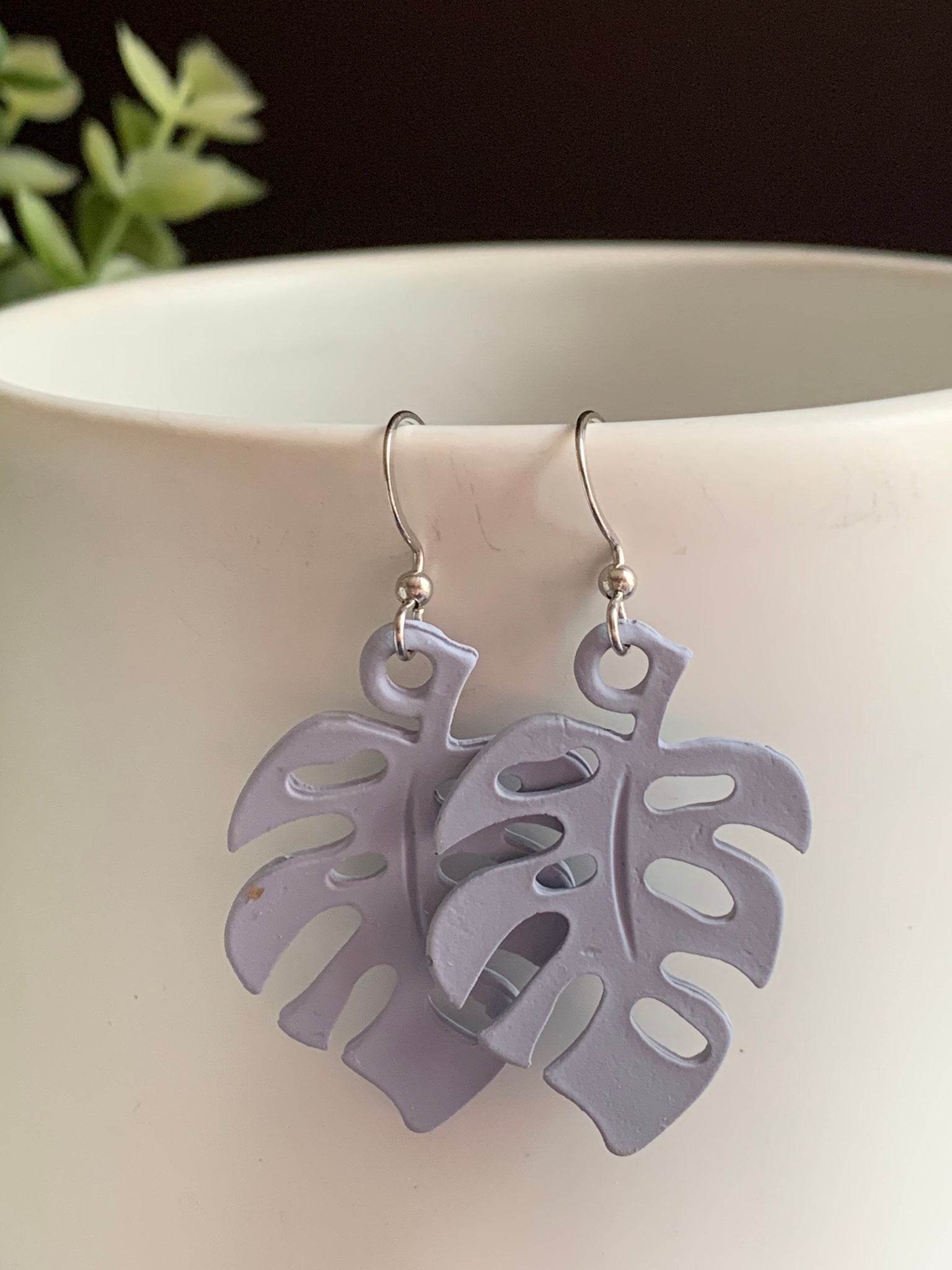 Boucles d’oreilles breloque feuille de palmier mauve lilas sur crochet alliage de métaux argent Comme un ange
