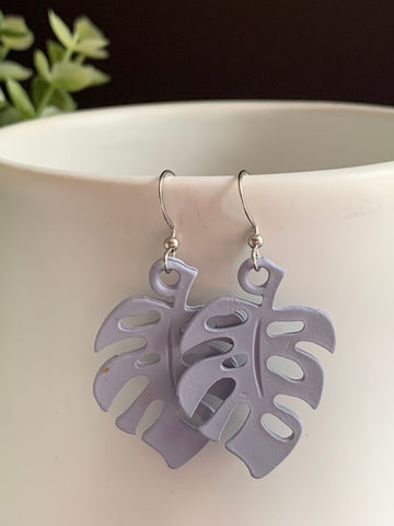 Boucles d’oreilles breloque feuille de palmier mauve lilas sur crochet alliage de métaux argent Comme un ange