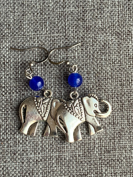 Boucles d’oreilles breloque éléphant argent et billes de verre bleue sur crochet alliage de métaux argent Comme un ange