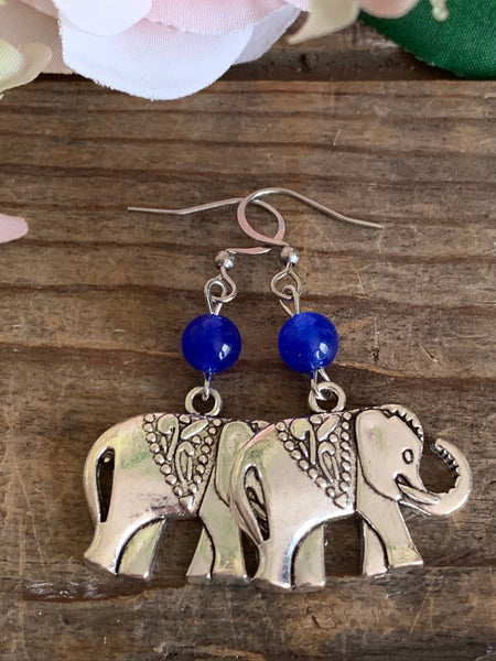 Boucles d’oreilles breloque éléphant argent et billes de verre bleue sur crochet alliage de métaux argent Comme un ange