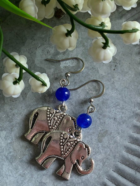 Boucles d’oreilles breloque éléphant argent et billes de verre bleue sur crochet alliage de métaux argent Comme un ange