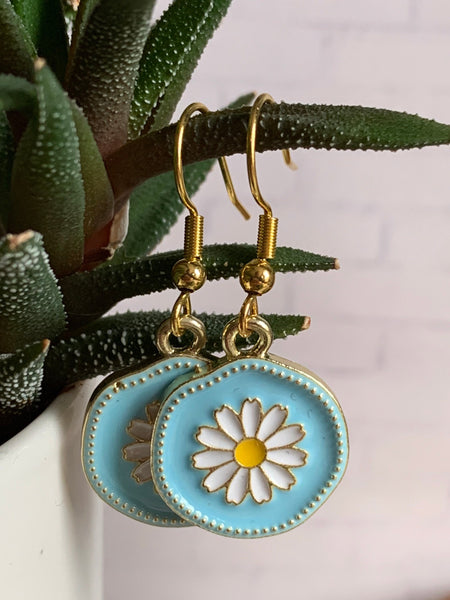 Boucles d’oreilles breloque médaillon marguerite blanche sur fond bleu alliage de métaux or Comme un ange