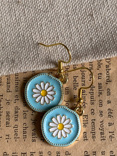 Boucles d’oreilles breloque médaillon marguerite blanche sur fond bleu alliage de métaux or Comme un ange
