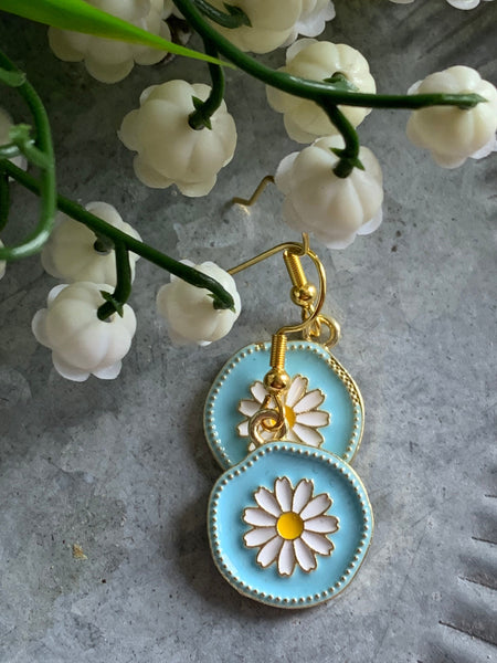 Boucles d’oreilles breloque médaillon marguerite blanche sur fond bleu alliage de métaux or Comme un ange