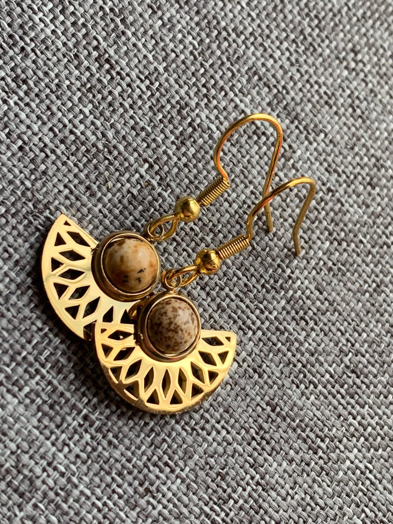 Boucles d’oreilles demi cercle or pierre brune alliage de métaux or Comme un ange