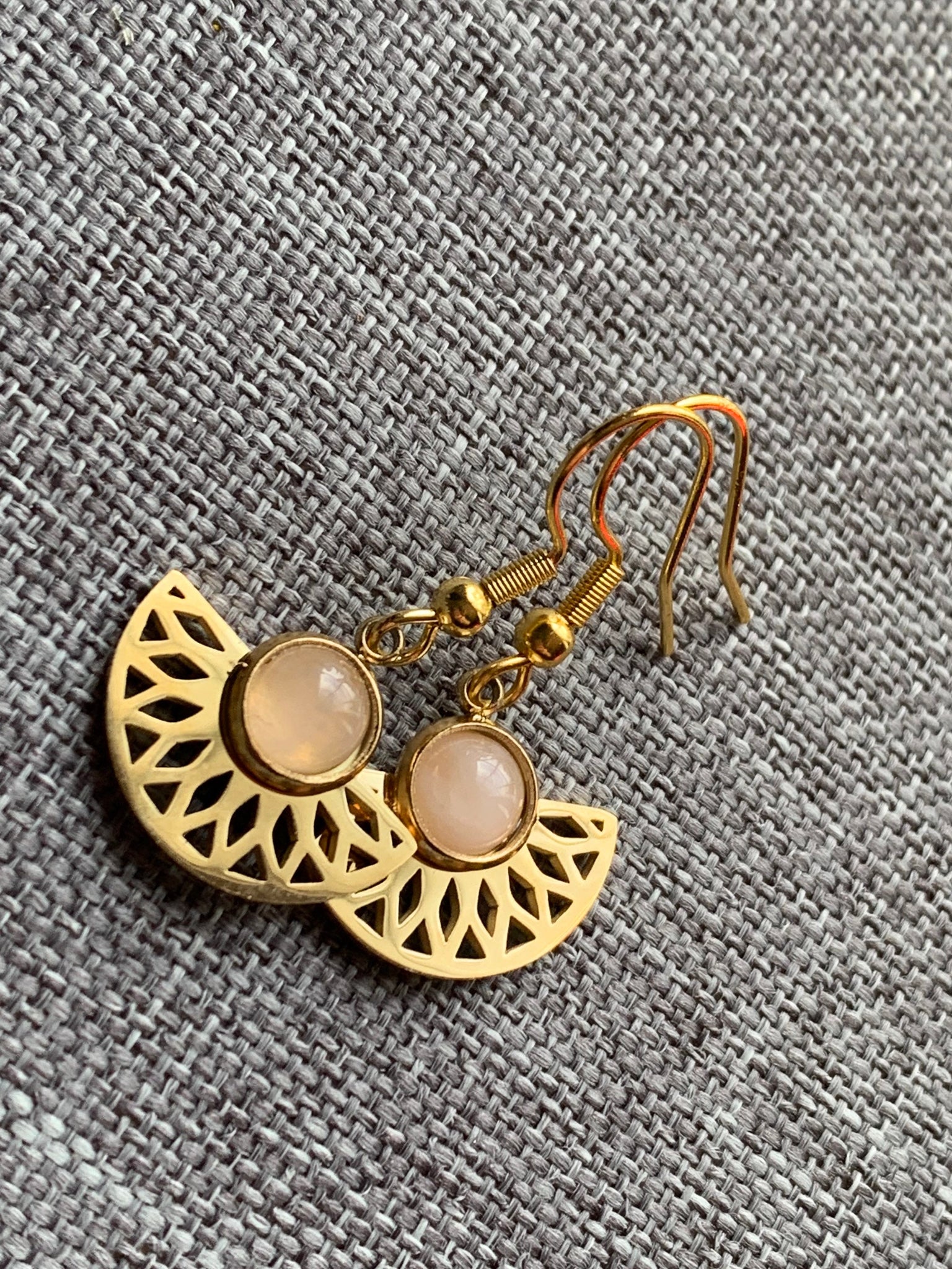 Boucles d’oreilles demi cercle or pierre rose transparente alliage de métaux or Comme un ange