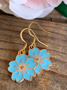 Boucles d’oreilles breloque fleur bleu sur crochet alliage de métaux or Comme un ange