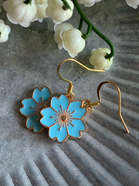 Boucles d’oreilles breloque fleur bleu sur crochet alliage de métaux or Comme un ange