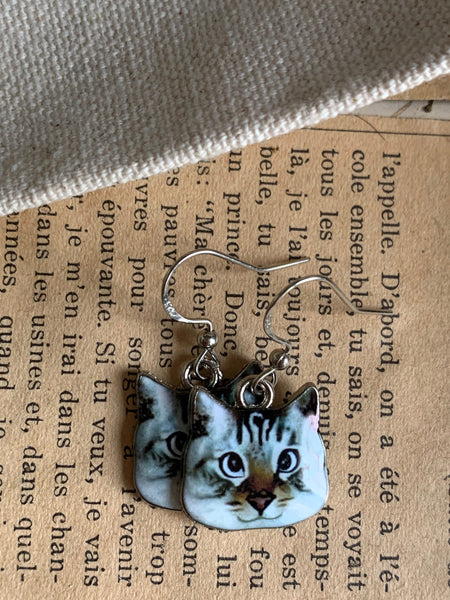Boucles d’oreilles breloque tête de chat blanc sur crochet alliage de métaux argent Comme un ange