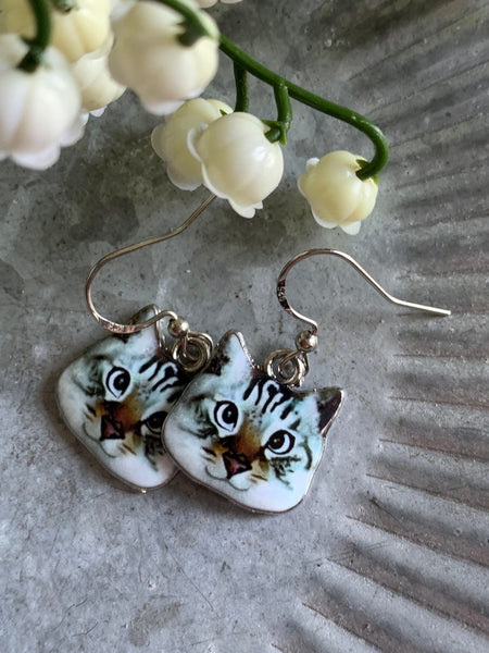 Boucles d’oreilles breloque tête de chat blanc sur crochet alliage de métaux argent Comme un ange
