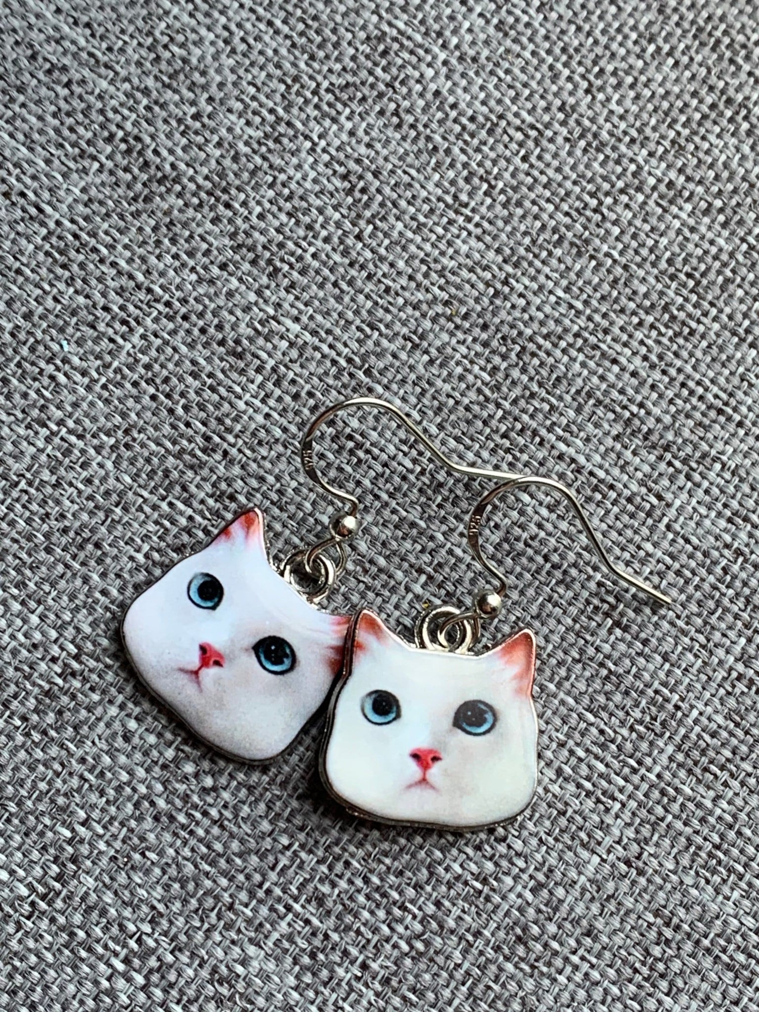 Boucles d’oreilles breloque tête de chaton blanc sur crochet alliage de métaux argent Comme un ange