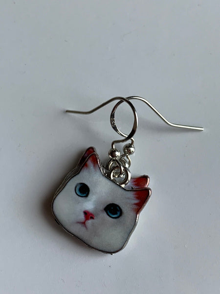 Boucles d’oreilles breloque tête de chaton blanc sur crochet alliage de métaux argent Comme un ange