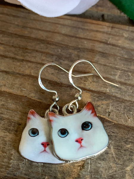 Boucles d’oreilles breloque tête de chaton blanc sur crochet alliage de métaux argent Comme un ange