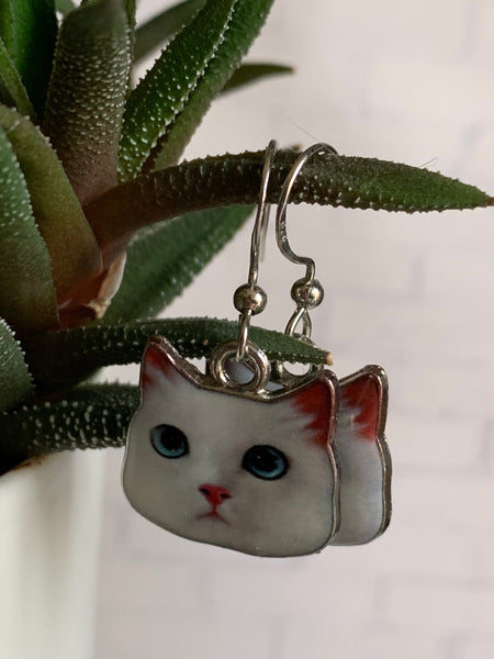 Boucles d’oreilles breloque tête de chaton blanc sur crochet alliage de métaux argent Comme un ange