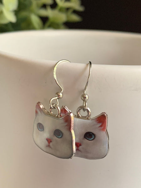 Boucles d’oreilles breloque tête de chaton blanc sur crochet alliage de métaux argent Comme un ange
