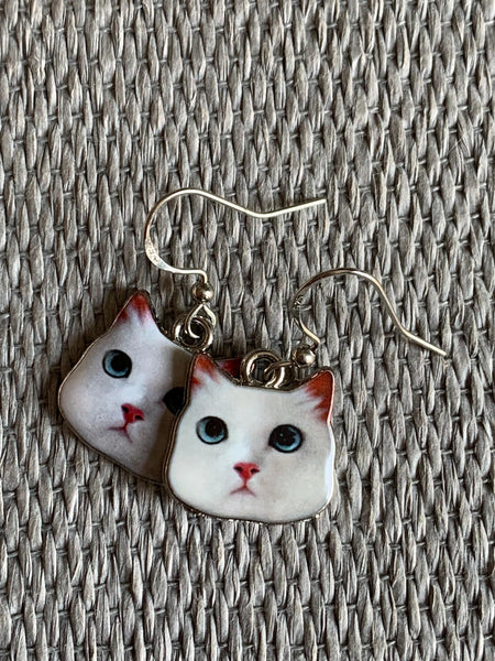 Boucles d’oreilles breloque tête de chaton blanc sur crochet alliage de métaux argent Comme un ange