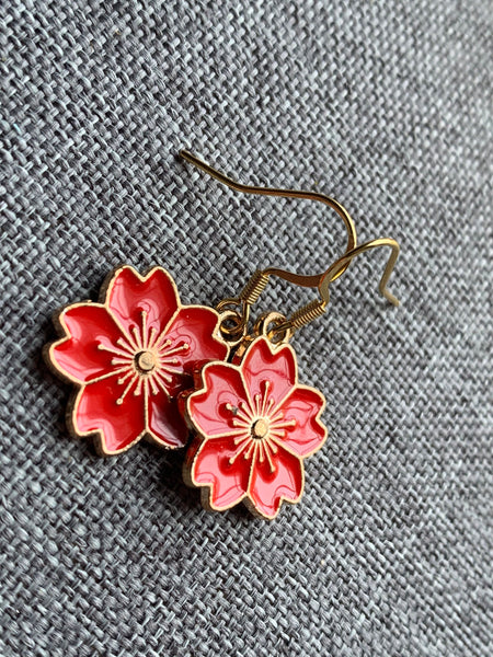 Boucles d’oreilles breloque fleur rouge sur crochet alliage de métaux or Comme un ange