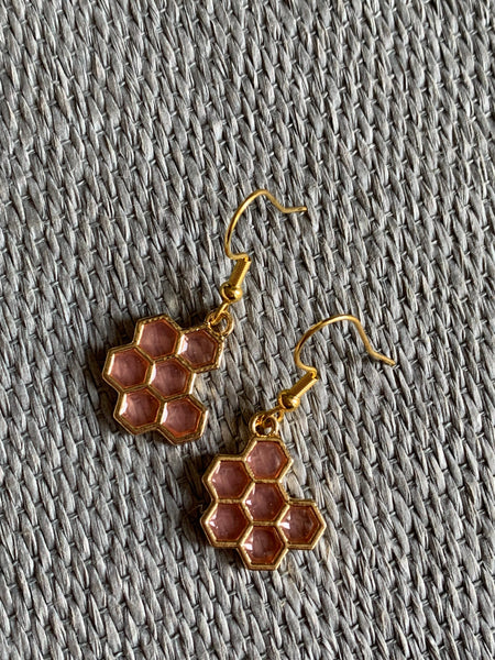Boucles d’oreilles breloque alvéoles d’abeilles rose et alliage de métaux or Comme un ange