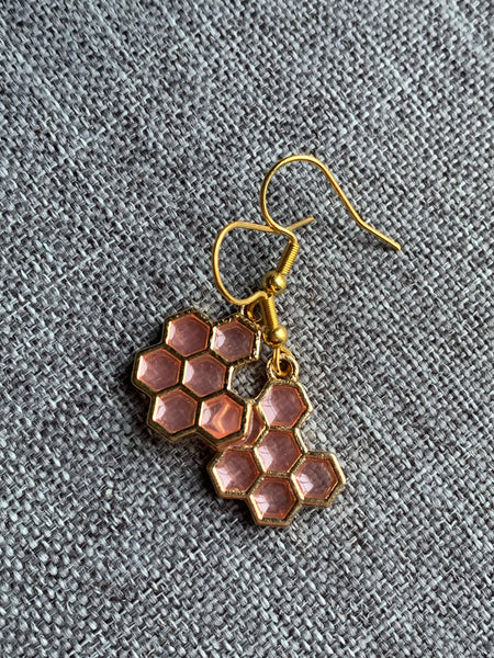 Boucles d’oreilles breloque alvéoles d’abeilles rose et alliage de métaux or Comme un ange