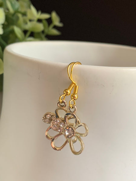 Boucles d’oreilles breloque alvéoles d’abeilles rose et alliage de métaux or Comme un ange
