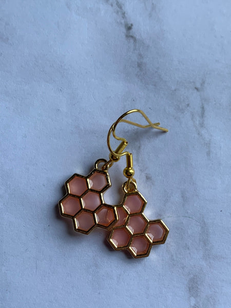 Boucles d’oreilles breloque alvéoles d’abeilles rose et alliage de métaux or Comme un ange