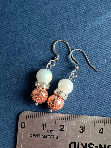 Boucles d’oreilles breloque pierre de lave rose et bille de perle blanche sur crochet alliage de métaux argent Comme un ange