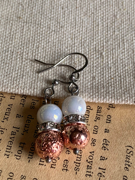 Boucles d’oreilles breloque pierre de lave rose et bille de perle blanche sur crochet alliage de métaux argent Comme un ange