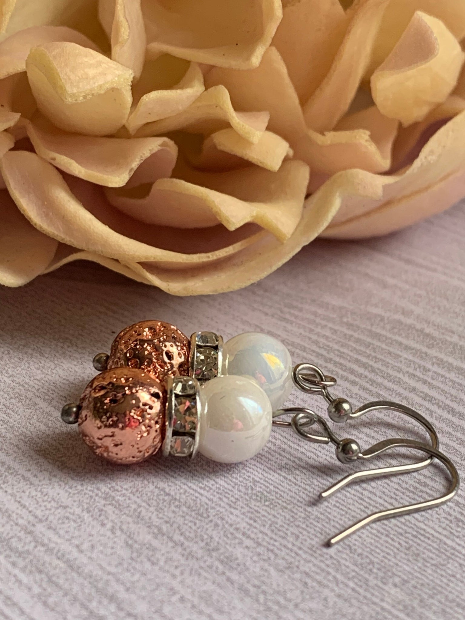 Boucles d’oreilles breloque pierre de lave rose et bille de perle blanche sur crochet alliage de métaux argent Comme un ange