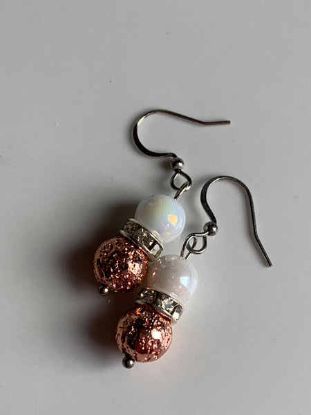 Boucles d’oreilles breloque pierre de lave rose et bille de perle blanche sur crochet alliage de métaux argent Comme un ange
