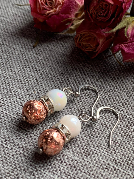 Boucles d’oreilles breloque pierre de lave rose et bille de perle blanche sur crochet alliage de métaux argent Comme un ange