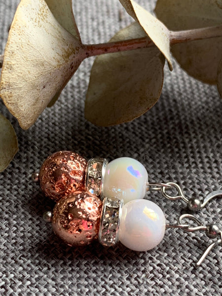 Boucles d’oreilles breloque pierre de lave rose et bille de perle blanche sur crochet alliage de métaux argent Comme un ange