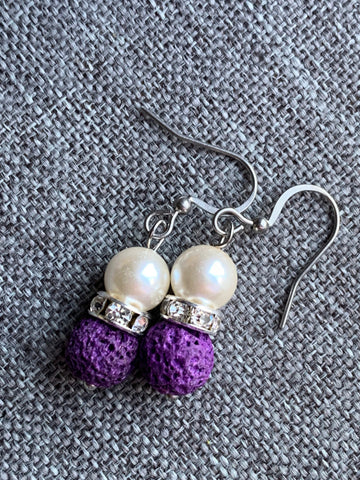 Boucles d’oreilles bille de pierre de lave mauve et perle blanche sur crochet alliage de métaux argent bijoux diffuseur Comme un ange