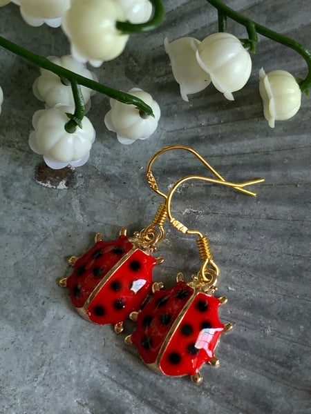 Boucles d’oreilles breloque coccinelle sur crochet alliage de métaux or Comme un ange