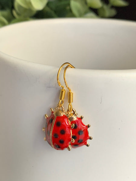 Boucles d’oreilles breloque coccinelle sur crochet alliage de métaux or Comme un ange