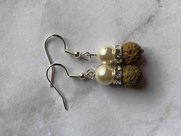 Boucles d’oreilles pierre de lave verte kaki sur perle blanche bijoux diffuseur aromathérapie huile essentielle