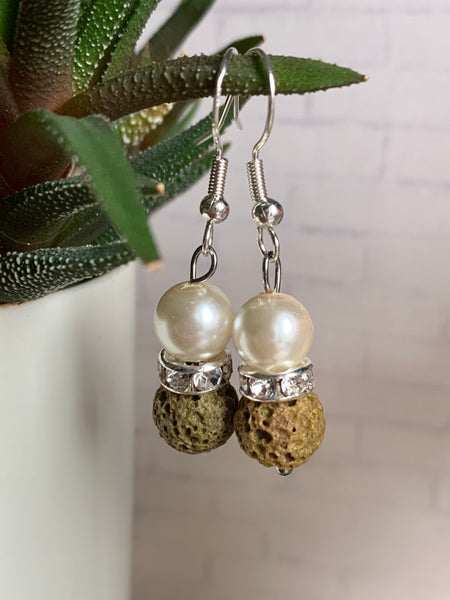 Boucles d’oreilles pierre de lave verte kaki sur perle blanche bijoux diffuseur aromathérapie huile essentielle