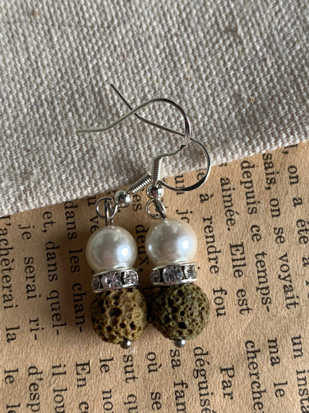 Boucles d’oreilles pierre de lave verte kaki sur perle blanche bijoux diffuseur aromathérapie huile essentielle