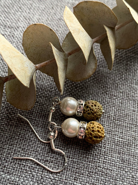 Boucles d’oreilles pierre de lave verte kaki sur perle blanche bijoux diffuseur aromathérapie huile essentielle