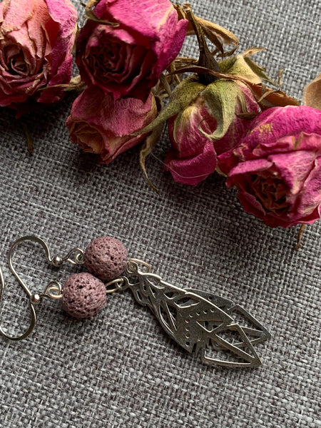 Boucles d’oreilles breloque plume en stainless bille de pierre de lave mauve bijoux diffuseur aromathérapie huile essentielle Comme un ange
