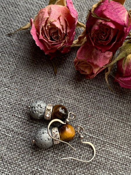 Boucles d’oreilles billes de pierre de tigre sur billes de pierre de lave grise bijoux diffuseur aromathérapie chic huile essentielle Comme un ange