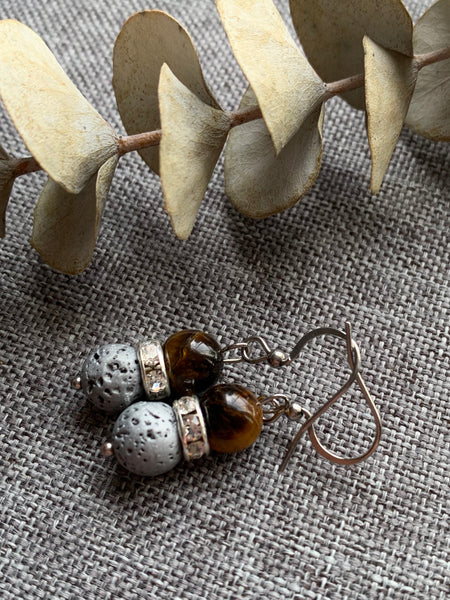 Boucles d’oreilles billes de pierre de tigre sur billes de pierre de lave grise bijoux diffuseur aromathérapie chic huile essentielle Comme un ange