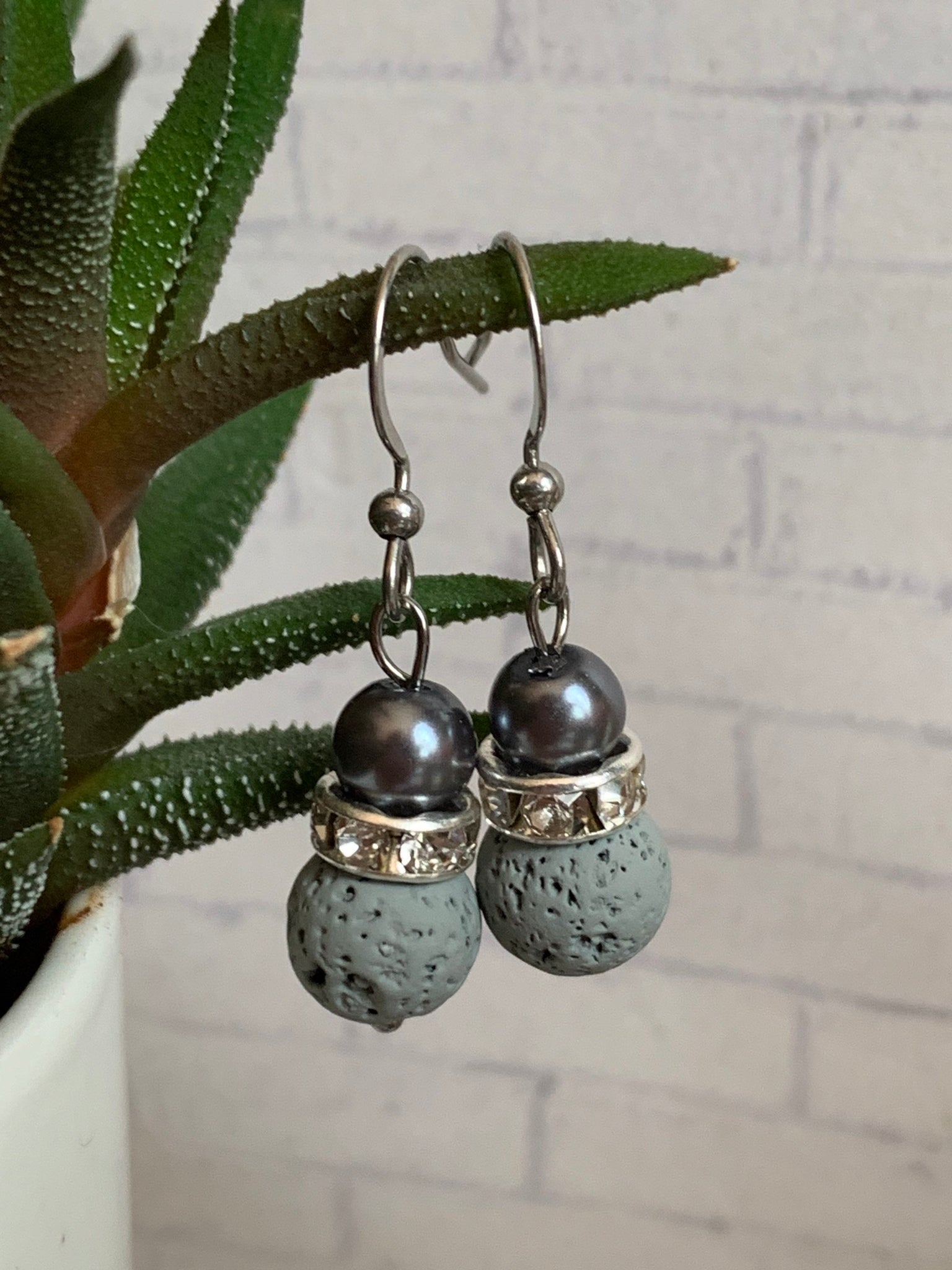 Boucles d’oreilles bille de pierre de lave grise et bille perle bleue marine bijoux diffuseur aromathérapie Comme un ange