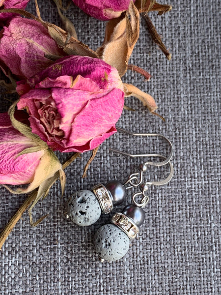 Boucles d’oreilles bille de pierre de lave grise et bille perle bleue marine bijoux diffuseur aromathérapie Comme un ange